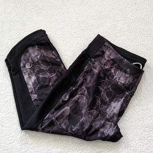 Active capris zipper pocket in back